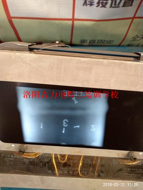 焊工培训学员焊缝通过拍片